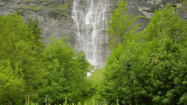 Водоспад Горах Вода Падає Скелі Високо Горах Вкритих Хмарами Mrrenbachfall — стокове відео