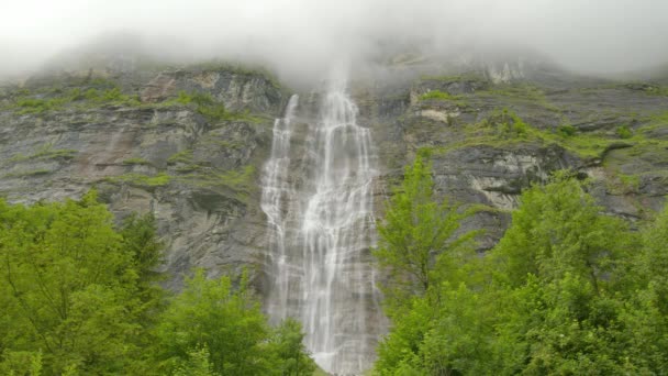 Dağlarda Şelale Dağların Tepesindeki Kayalardan Düşen Bulutlarla Kaplıdır Mrrenbachfall Lauterbrunnen — Stok video