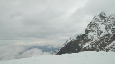 Dağların tepesinde dans eden bulutların zamanı. Sphinx Gözlemevi, Avrupa 'nın Üstü, Jungfraujoch, İsviçre.