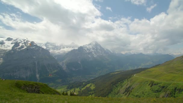 Timelapse Paraglidisté Vzlétají Kopce Hory Leteckým Výhledem Švýcarské Alpy Grindelwald — Stock video