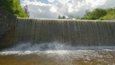 Şelaleden dökülen su. Nehirdeki taşların etrafında su akıyor. Alpnach, Obwalden Kantonu, İsviçre.
