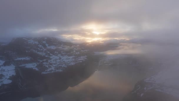Bulutlarla Kaplı Karlı Dağlarda Sisli Bir Gün Batımı Dağın Tepesindeki — Stok video