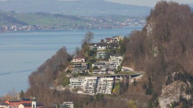Zaman çizelgesi arabaları dağlardaki konutların etrafındaki virajlı yollarda trafik ve arka planda göl. Lucerne Gölü, Vierwaldstttersee. Stansstad, Canton Nidwalden, İsviçre.