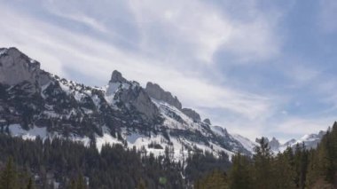 Zaman bulutları karlı dağ zirvelerinde dans ediyor. Hundstein 'a bakın, Furgglenfirst. Canton Appenzell Innerrhoden, İsviçre.