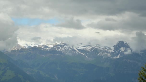 Timelapse Nuvens Dançando Torno Picos Montanha Nevados Uma Paisagem Cênica — Vídeo de Stock