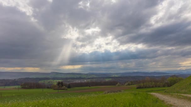 Timelapse Lichtstralen Die Door Wolken Schijnen Wolken Met Zonnestralen Heuvels — Stockvideo