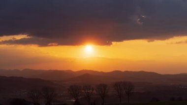 Zaman aşımı günbatımı. Tepenin üzerinden bulutlar geçiyor. İsviçre.