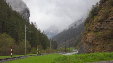 Zaman ayarlı sisli bulutlar dağların üzerinden tırmanıyor. Grindelwald, Canton Berne, Berner Oberland, İsviçre.
