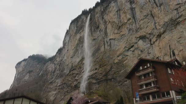 瑞士伯纳奥伯兰Lauterbrunnen山谷Staubbachfall的Lauterbrunnen村瀑布 — 图库视频影像
