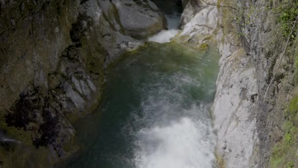 Flygfoto Vatten Rusar Genom Portarna Vid Damm Vattnets Kraft Schweiz — Stockvideo