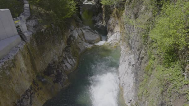 Flygfoto Vatten Rusar Genom Portarna Vid Damm Vattnets Kraft Schweiz — Stockvideo