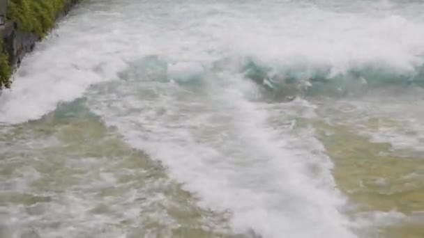 Vista Água Correndo Pelos Portões Uma Barragem Força Água Rio — Vídeo de Stock