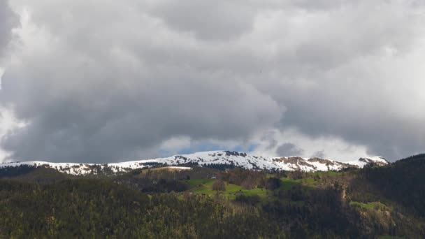 Timelapse Parapendio Che Sorvola Montagna Con Nuvole Tempestose Sullo Sfondo — Video Stock