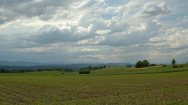 Bulutların arasından parlayan ışık huzmeleri. Tepelerin üzerinde güneş ışınları olan bulutlar. İsviçre.