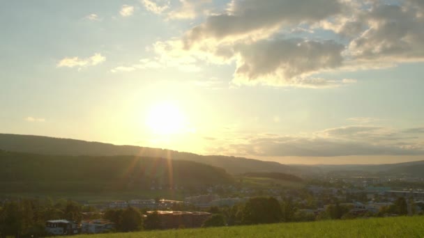 Tijd Verstrijkt Zonsondergang Wolken Met Zonnestralen Heuvels Zwitserland — Stockvideo