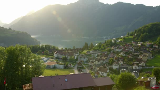 Timelapse Vista Pequeña Ciudad Los Alpes Suizos Con Lago Montañas — Vídeos de Stock