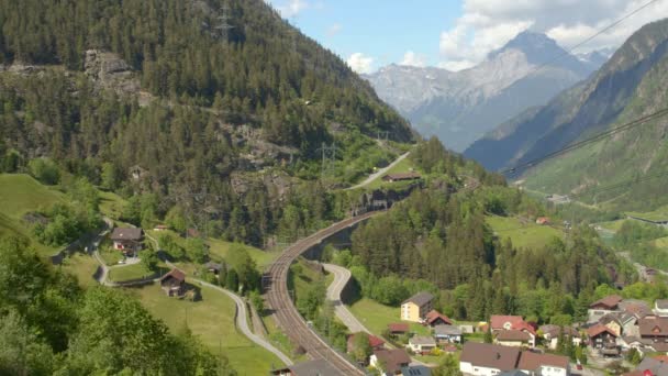 Zeitraffer Autos Und Züge Verkehren Der Kleinen Schweizer Alpenstadt Wassen — Stockvideo