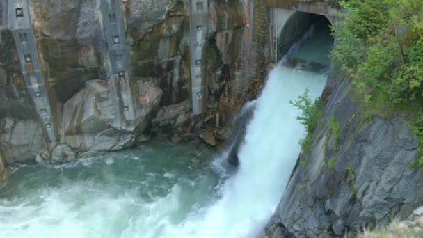 Blick Auf Wasser Das Durch Die Tore Einem Damm Rauscht — Stockvideo