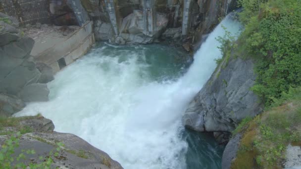 Vista Del Agua Corriendo Través Las Puertas Una Presa Fuerza — Vídeo de stock