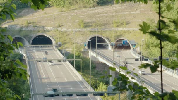 Timelapse Del Tráfico Coches Dentro Fuera Del Túnel Zurich Suiza — Vídeos de Stock