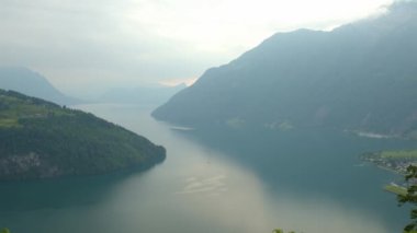 Dağlarla çevrili gölün panoramik manzarası. Lucerne Gölü, Vierwaldstttersee. Canton Schwyz, İsviçre.