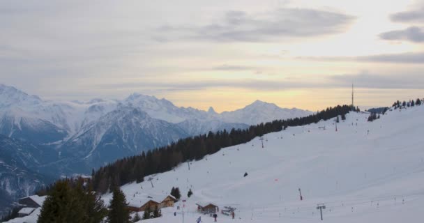 时间过去了关于马特霍恩和人们在瑞士阿尔卑斯山滑雪的观点 高山斜坡上的全景 贝特梅尔普瓦莱州 — 图库视频影像