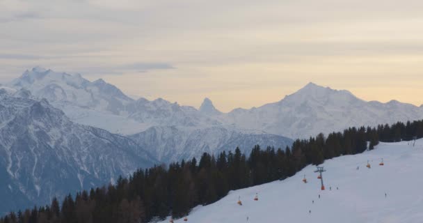 Timelapse Vista Sobre Matterhorn Pessoas Esquiando Nos Alpes Suíços Vista — Vídeo de Stock