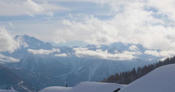 在高山上起舞的云彩的时间 冬季山地景观 从Bettmeralp的视图 Aletsch竞技场 瓦莱州 — 图库视频影像