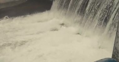 Nehir barajında su. Su rezervuardan akıyor.. 