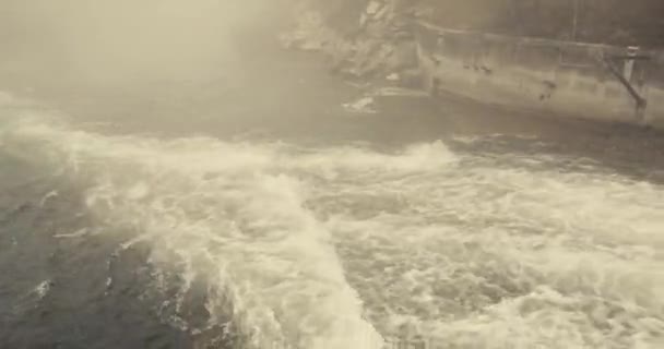 ダムの水 貯水池から水が流れ出す — ストック動画