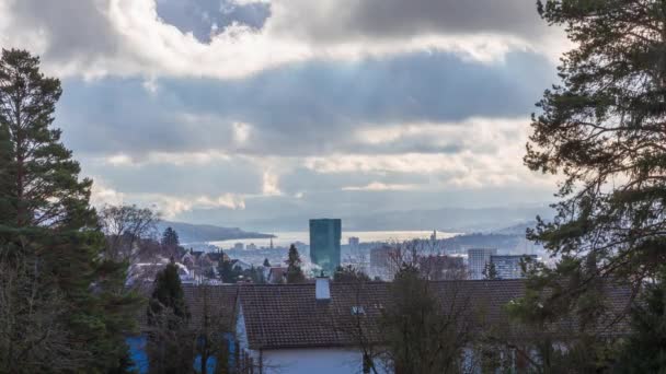 タイムラプス 湖と都市のパノラマビュー 速く動く雲 チューリッヒ スイス — ストック動画