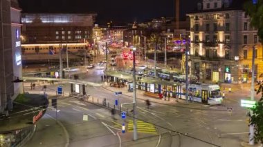 ZURICH, SWitness ZERLAND - 08 Aralık 2019: yoğun tramvay trafiği gece. Gece aydınlatması. Zürih Merkezi.