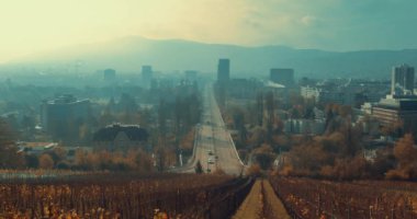 Zaman ayarlı. Şehir trafik manzarası. Europabruecke Köprüsü 'ne doğru bakın. Zürih 'te. İsviçre. Avrupa.