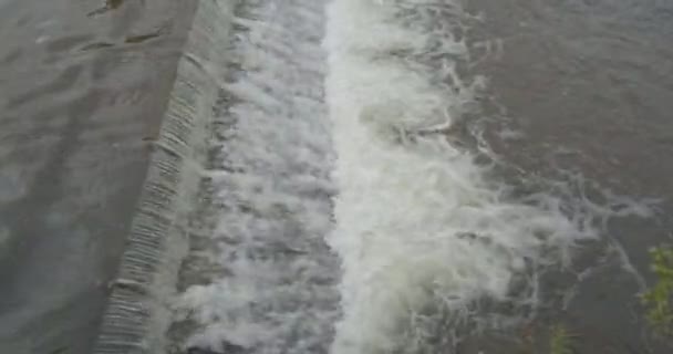 水流从石堆上落下来 从石堆上流下的河水 — 图库视频影像