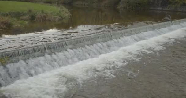 水流从石堆上落下来 从石堆上流下的河水 — 图库视频影像