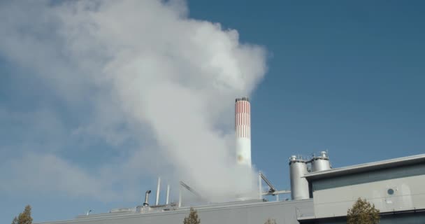 Schwelender Dampf Aus Dem Schornstein Eines Kraftwerks Aus Abfall Strom — Stockvideo