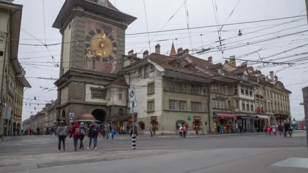 タイムラプスだ 街の交通パノラマ ベルンの歴史的中心都市 Zytgloggeに向かって表示されます ベルンだ スイスだ ヨーロッパ — ストック動画