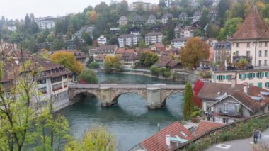 Zaman ayarlı. Nydeggbruecke Köprüsü 'nden Unterbruecke Köprüsü' ne ve Aare Nehri 'ne doğru. Bern. İsviçre. Avrupa.