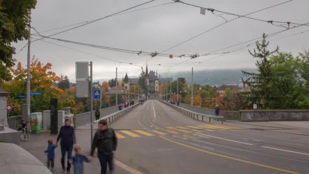 时间过去了城市的交通全景 看Kirchenfeldbruecke桥伯恩瑞士 — 图库视频影像