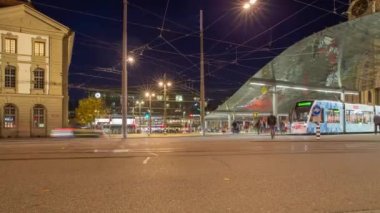 Zaman ayarlı. Şehir trafik manzarası. Gece merkez tren istasyonuna doğru bakın. Bahnhofplatz. Bern. İsviçre. Avrupa.