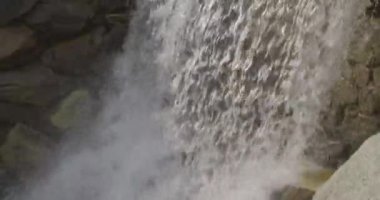 Nehrin üzerindeki eski taş köprü. Gerçekten mi? Andermatt. İsviçre.