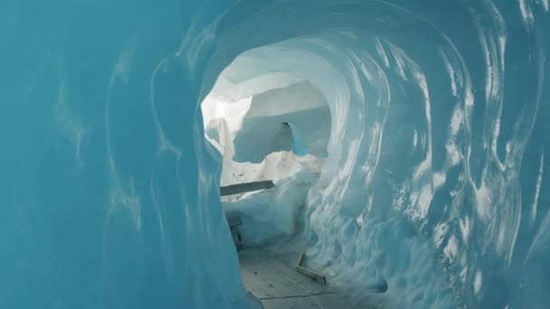 Λιώνει Παγετώνας Παγωμένη Σπηλιά Στον Παγετώνα Του Ροδανού Ελβετία — Αρχείο Βίντεο