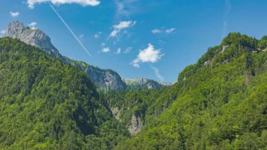 Dağların tepesinde dans eden bulutların hızlanması. Dağ manzarası. Ortstock dağı zirvesi, İsviçre 'de Glarus kantonu.