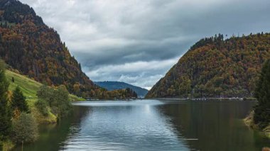 Zaman kaybı, dağlarla çevrili göl. Waegitalersee Gölü, yüksek dağlardaki hidroelektrik rezervuarı, Schwyz kantonu, İsviçre