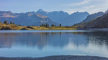 Zaman Hızı, dağların yükseklerindeki küçük doğal göl, huzur verici ve nefes kesici manzara. Oberblegisee, Canton Glarus, İsviçre.