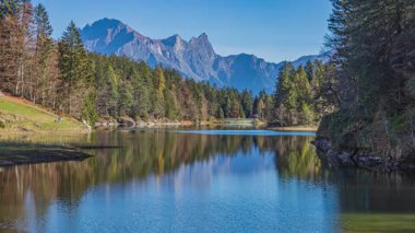 Zaman kaybı, dağlarla çevrili göl. Chapfensee Gölü, dağların tepesindeki hidroelektrik deposu. Mels, St. Gallen Kantonu, İsviçre.