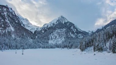 Zaman kaybı, karlı dağ manzarası, karla kaplı göl. Voralpsee Gölü, St. Gallen Kantonu, İsviçre
