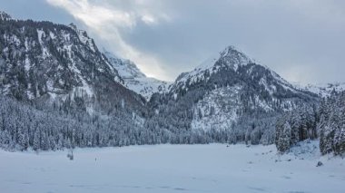 Zaman kaybı, karlı dağ manzarası, karla kaplı göl. Voralpsee Gölü, St. Gallen Kantonu, İsviçre