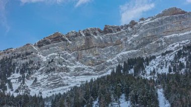Zaman kaybı, dağların üzerinden geçen bulutlar karla kaplı. St. Gallen, İsviçre Kantonu