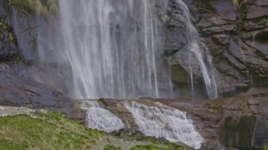 Vadiye dökülen ikiz şelaleler, Acquafraggia şelalesi, Borgonuovo, Lombardy, İtalya.